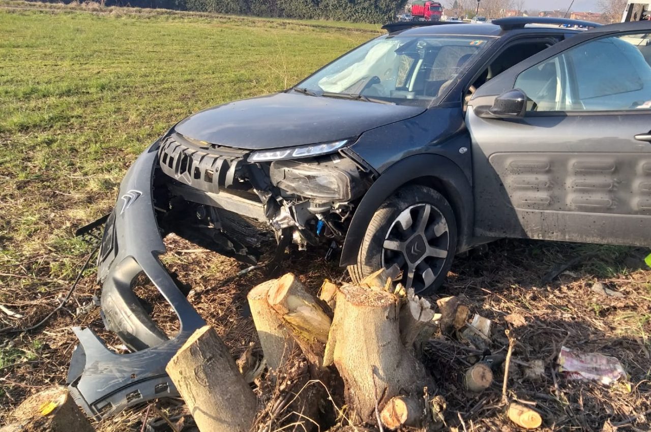 Perde il controllo dell’auto, fa una frenata di sessanta metri e finisce fuori strada FOTO