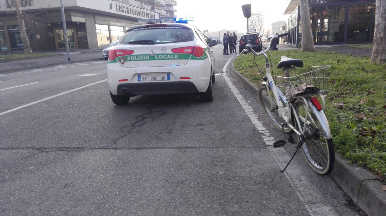Paura per un anziano ciclista travolto