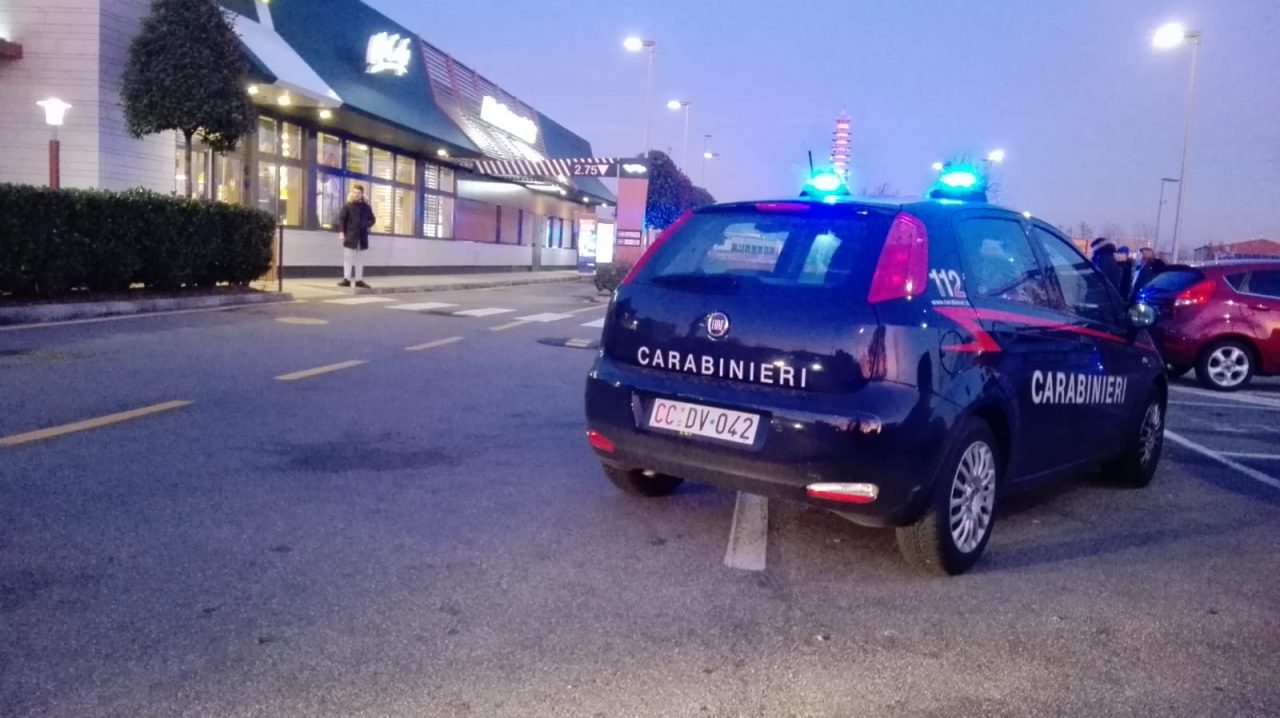 Lite tra adolescenti per un ragazzo: una finisce in ospedale