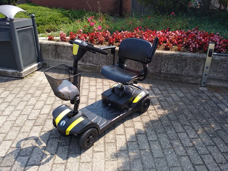 Carrozzina elettrica rubata al cimitero usata come “moto da cross”