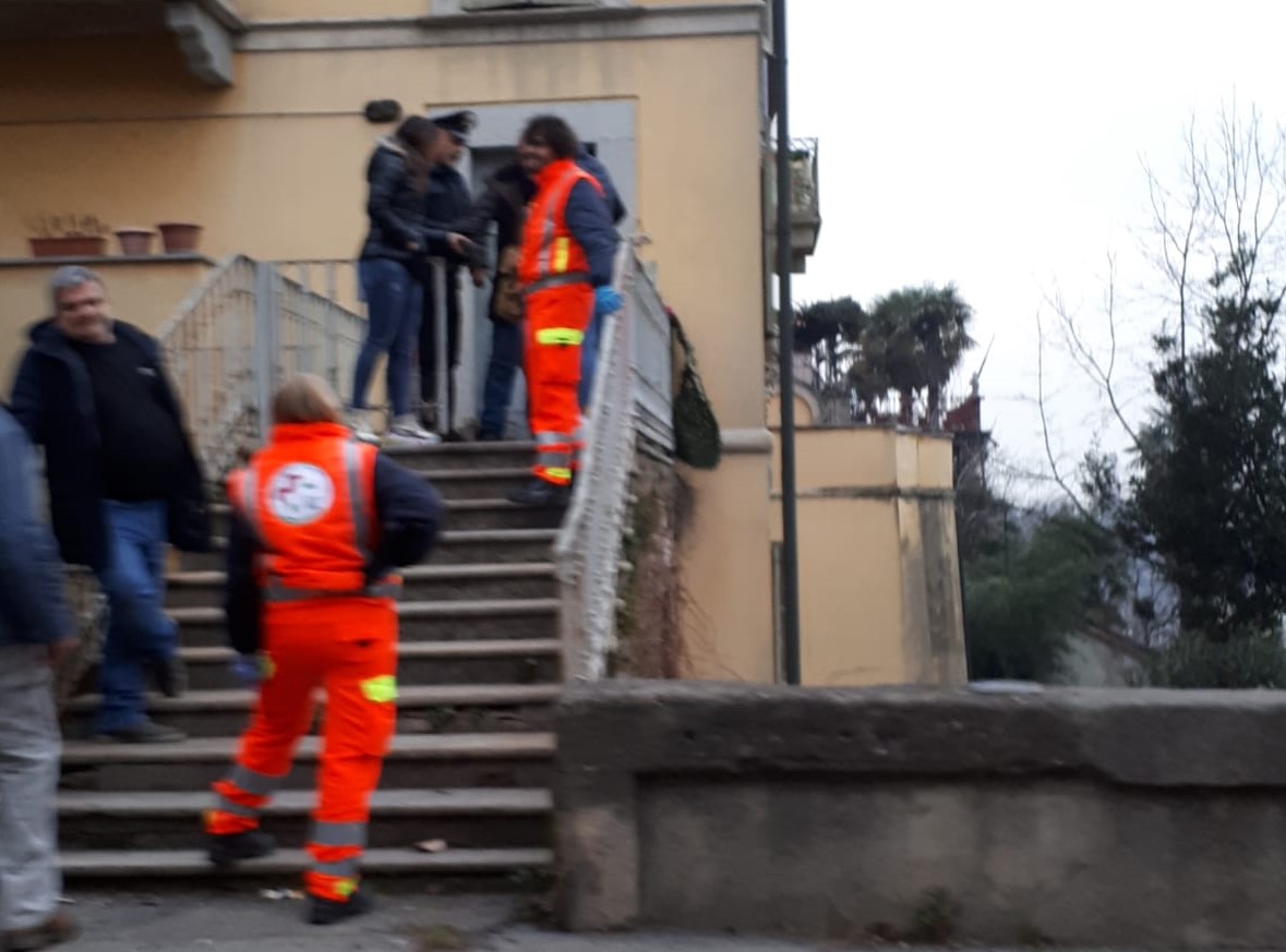 Minaccia di gettarsi dal ponticello: fermato da passanti e carabinieri