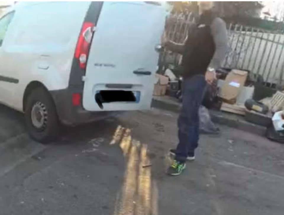 Scaricatore abusivo di rifiuti beccato sul fatto: 600 euro di multa