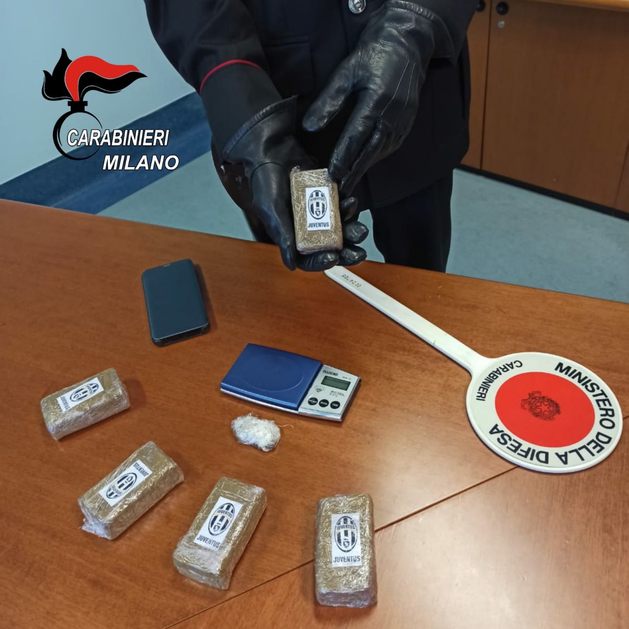 Panetti di hashish con il logo della Juventus: arrestato “spacciatore tifoso”