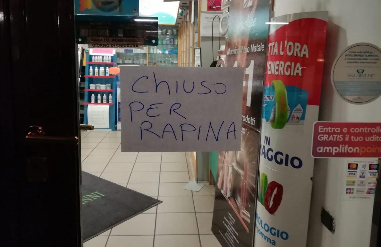 Rapina a mano armata in farmacia FOTO
