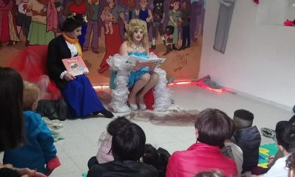 Un ciclo di letture per bambini con una drag queen