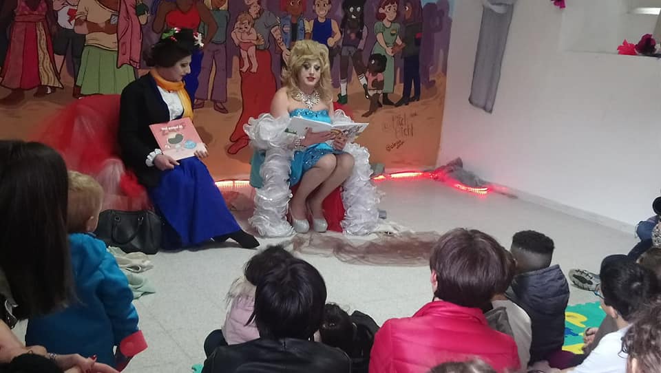 Un ciclo di letture per bambini con una drag queen