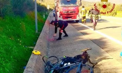 Ciclista travolto da un'auto in vacanza in Sardegna e portato in ospedale in elicottero