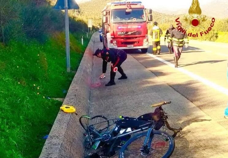 Ciclista travolto da un’auto in vacanza in Sardegna e portato in ospedale in elicottero
