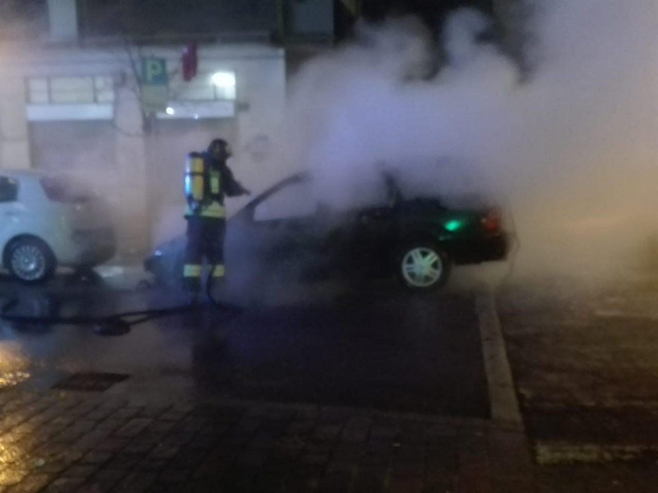 Auto a Gpl non frena più e finisce contro una macchina in sosta. Poi l’incendio VIDEO