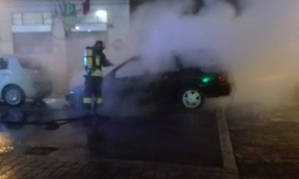 Auto a Gpl non frena più e finisce contro una macchina in sosta. Poi l'incendio VIDEO