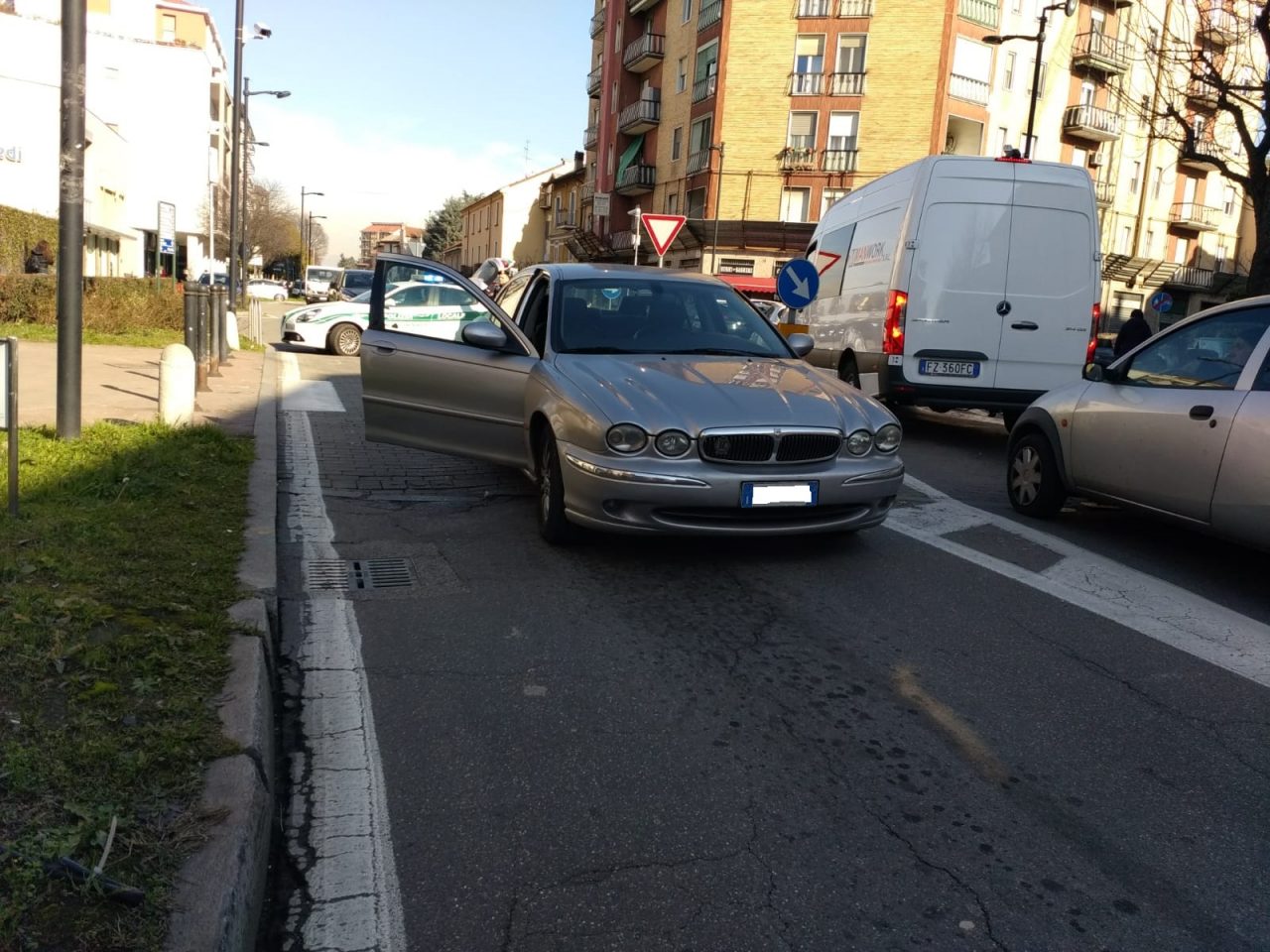 Anziano in Jaguar investe donna 44enne sulle strisce