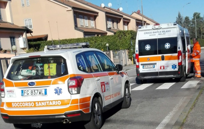 Incidente con un’auto, paura per un 16enne in motorino ferito al volto