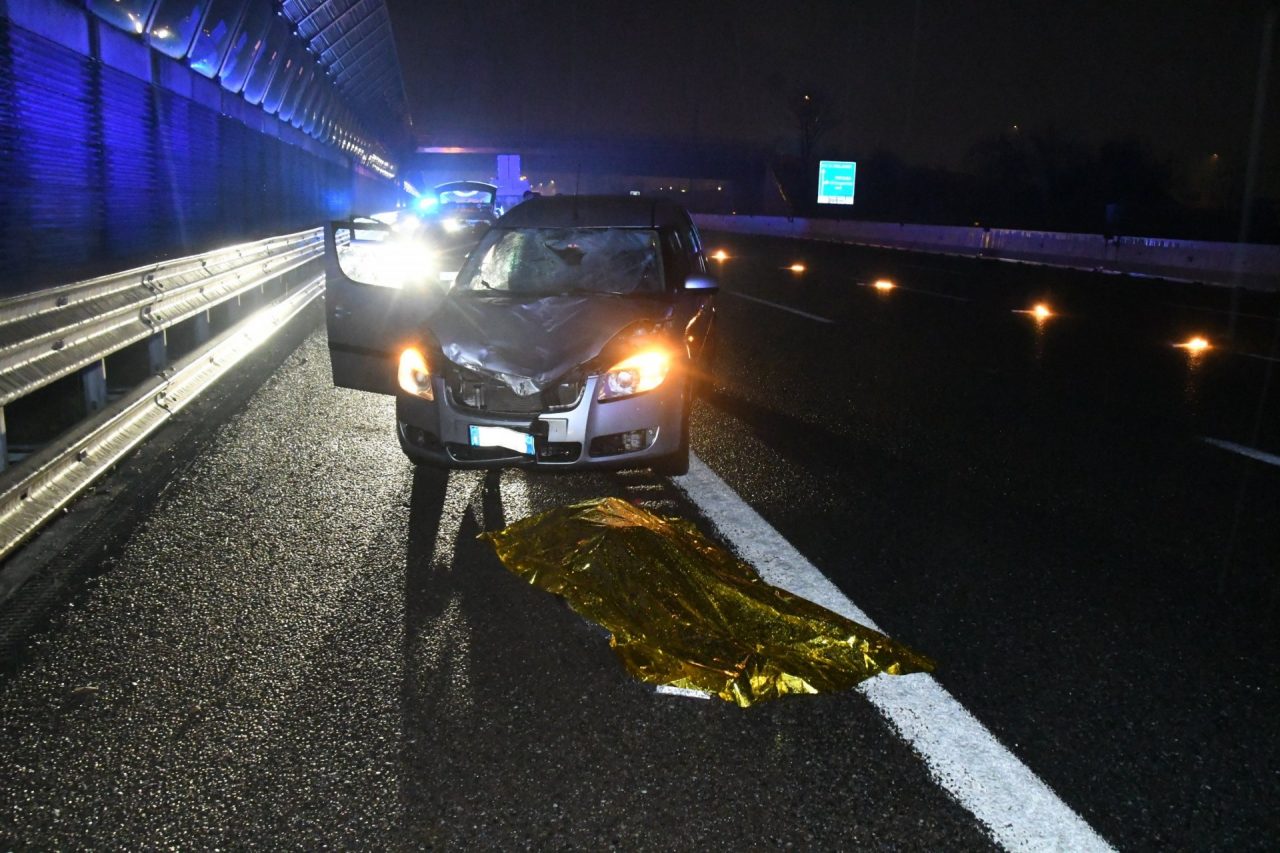 In bicicletta in autostrada: travolto e ucciso FOTO VIDEO