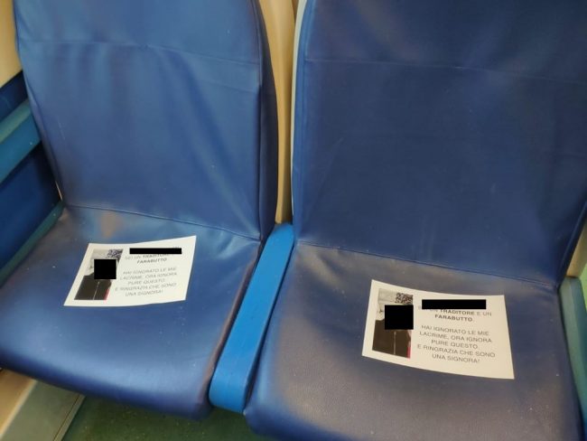 Donna tradita tappezza il treno Milano-Mortara di volantini: “Farabutto”