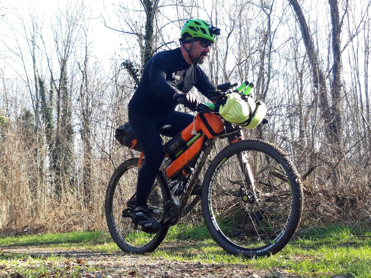 In bici da solo tra deserti e montagne per la ricerca contro la Distrofia