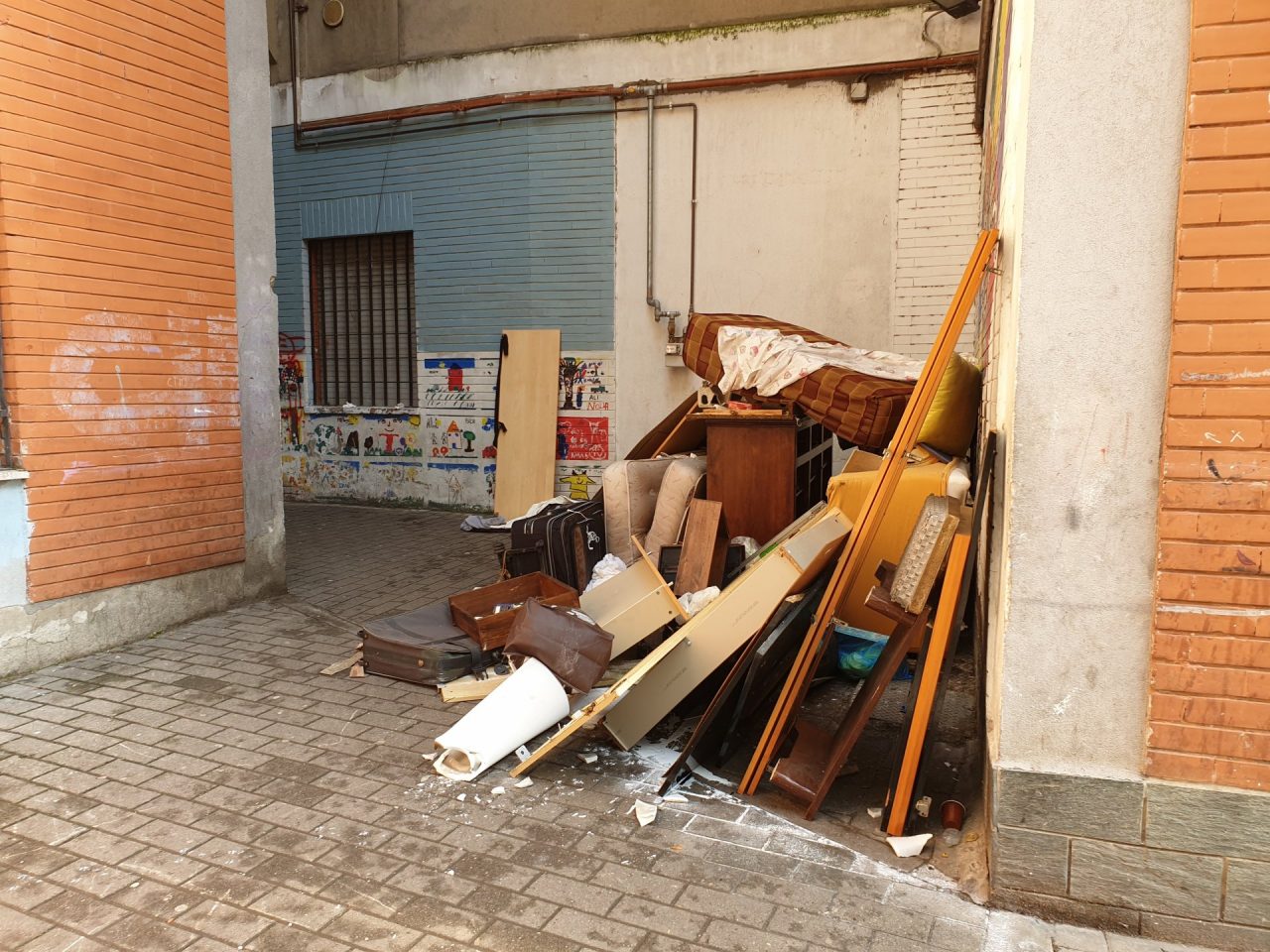 Rifiuti abbandonati tra i palazzi: “Non bastano le pulizie straordinarie”
