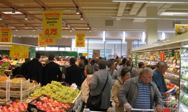 Starnutisce al supermercato poi scappa con la spesa