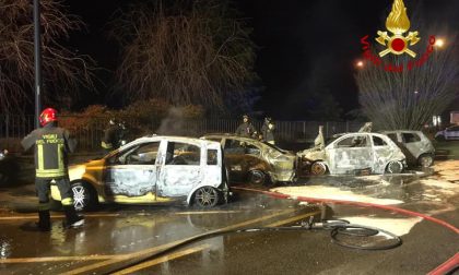 Quattro auto bruciate nella notte FOTO