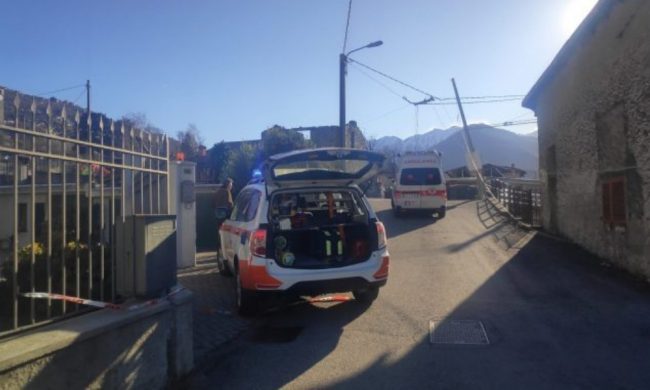 Il vento forte fa una vittima in Lombardia: 77enne colpita da un tetto scoperchiato