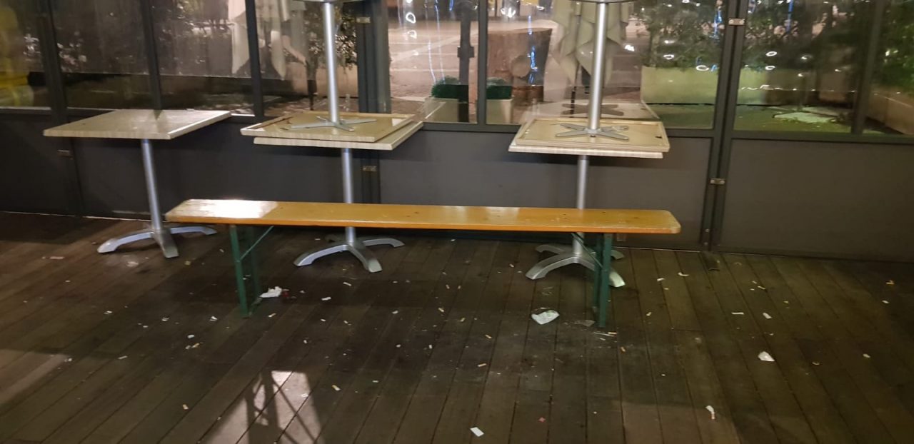 Irruzione nel bar. Poi si pentono e chiedono scusa