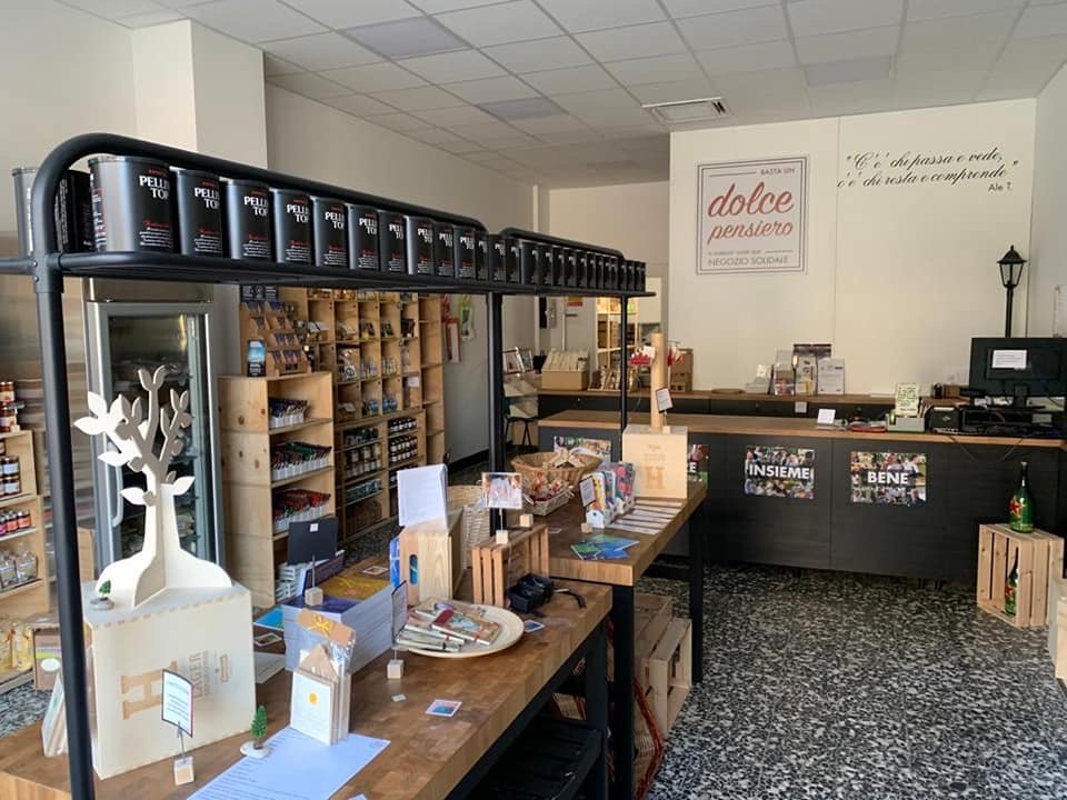 Negozio solidale a Carugate, scopriamo «Basta un dolce pensiero»