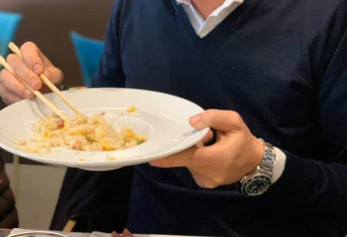 Psicosi da Coronavirus il sindaco sostenuto dalla Lega va a mangiare dai cinesi