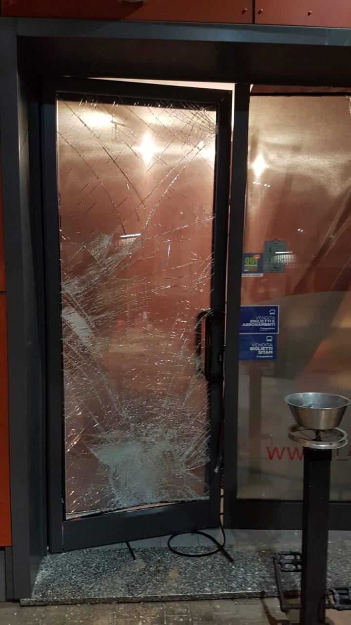 Spaccata alla Ciclostazione bar devastato per biglietti e monete