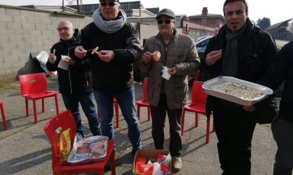 Il sindaco porta il pranzo ai lavoratori davanti alla fabbrica