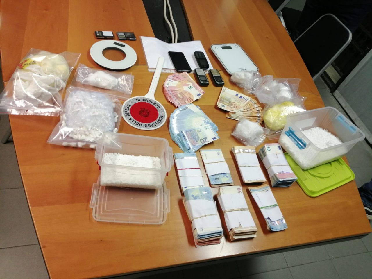 Un chilo di cocaina e 30mila euro in contanti. Preso spacciatore