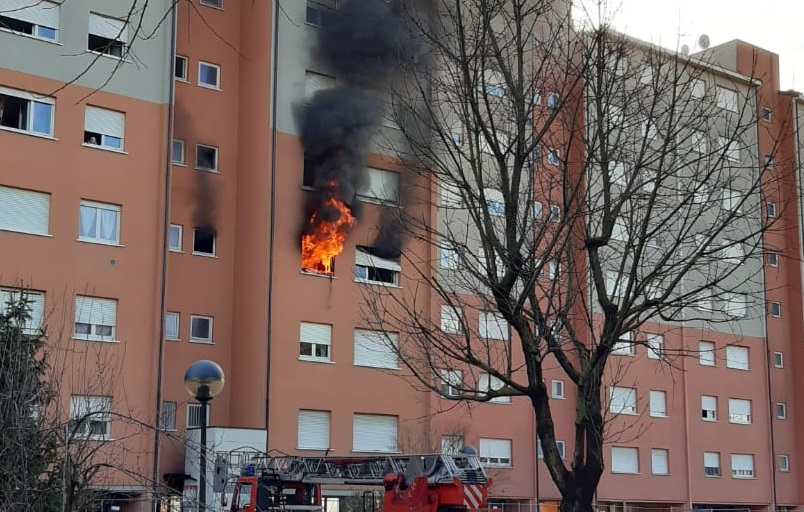 Incendio alle case Aler di Cernusco, morte due persone FOTO VIDEO