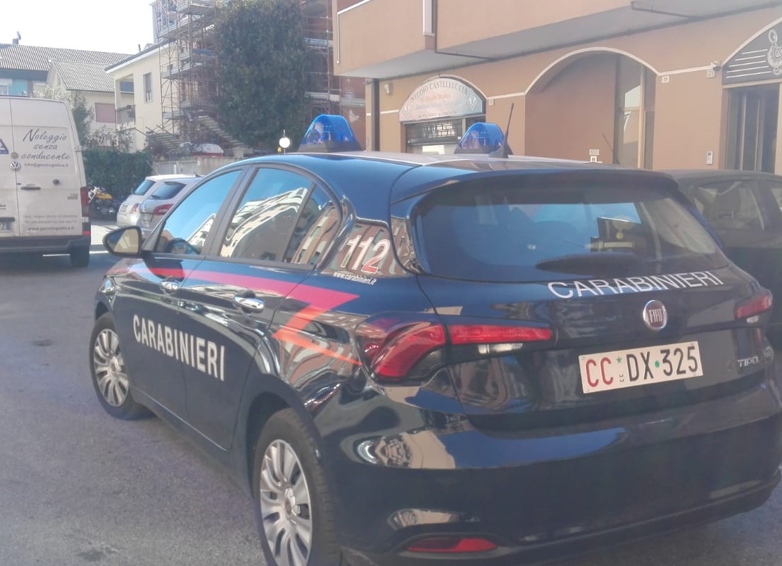 Lite per un parcheggio finisce a coltellate. Uomo grave in ospedale