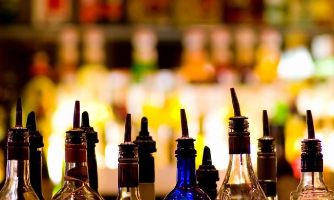 Coronavirus, ok all’apertura di bar e pub dopo le 18 ma con numero contingentato di persone