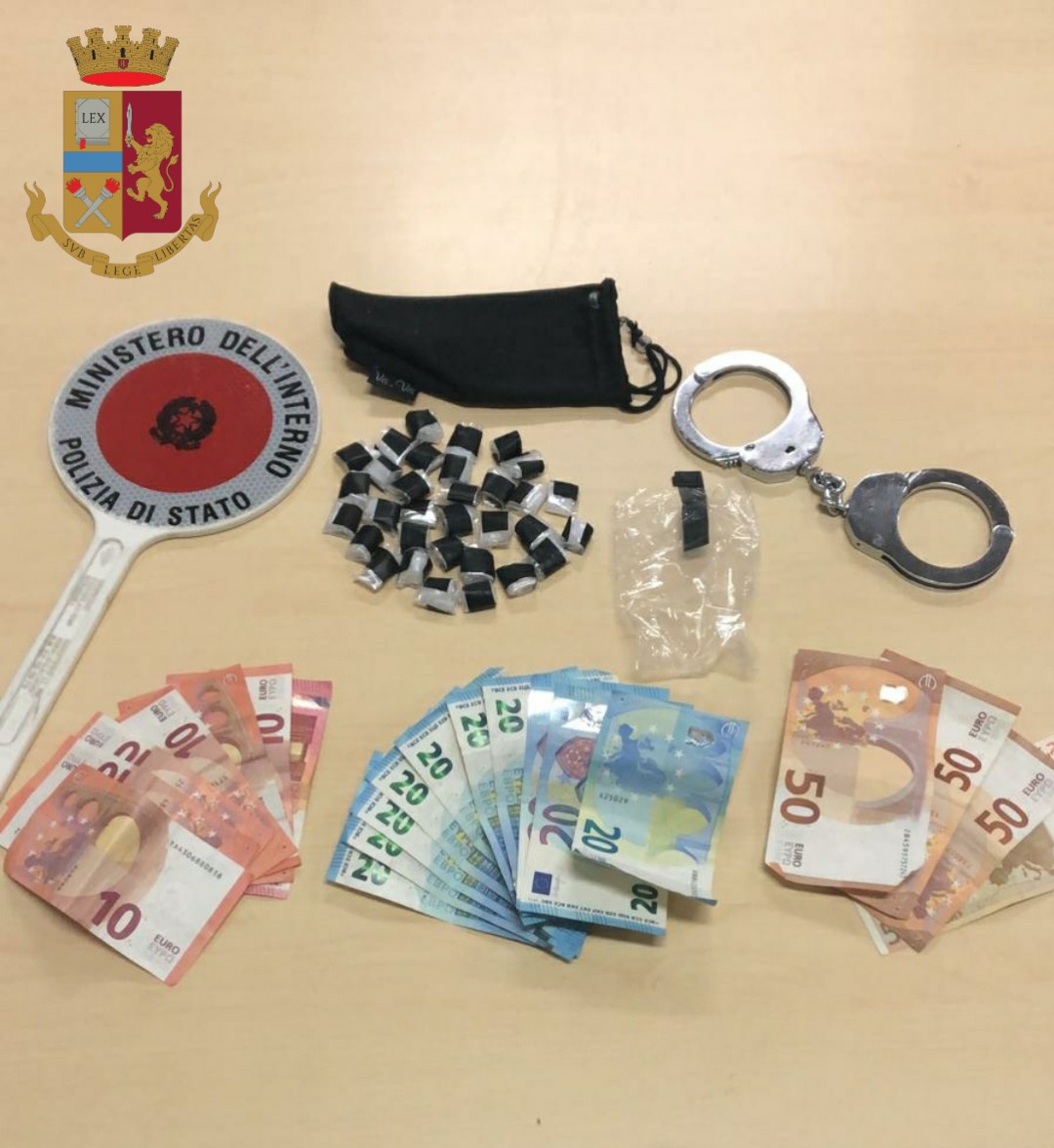 Bus Atm trasformato in “coffee shop”: operazione antidroga della Polizia