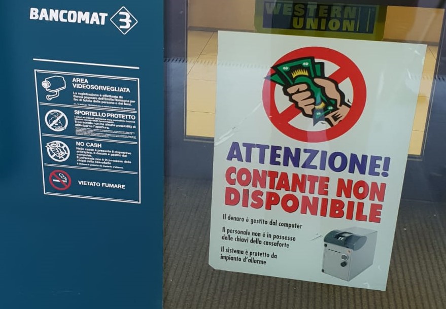 Rapina da film in banca: banditi scappano con 100mila euro