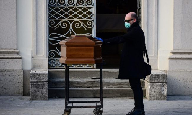 Da lunedì le onoranze funebri bergamasche non lavoreranno più: «Abbiamo dato tutto, ora basta: ci fermiamo»