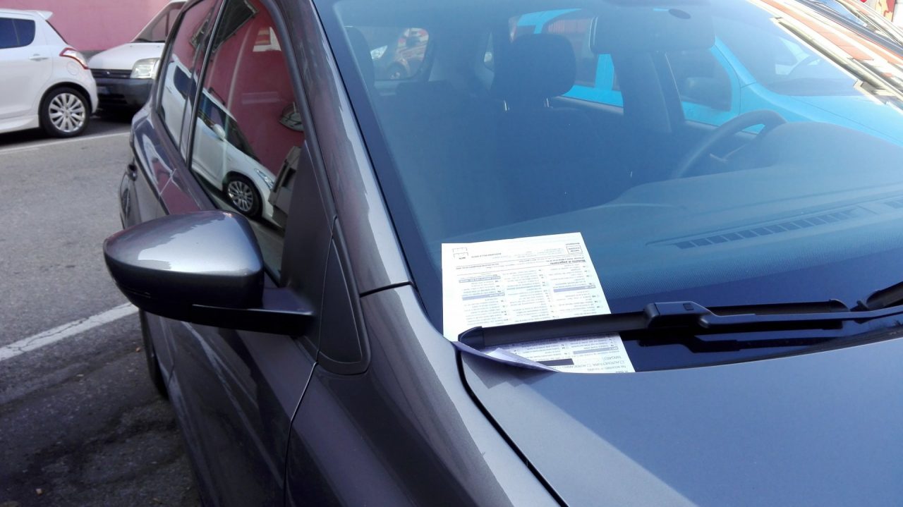 Tornano le multe per i divieti di sosta per lo spazzamento delle strade