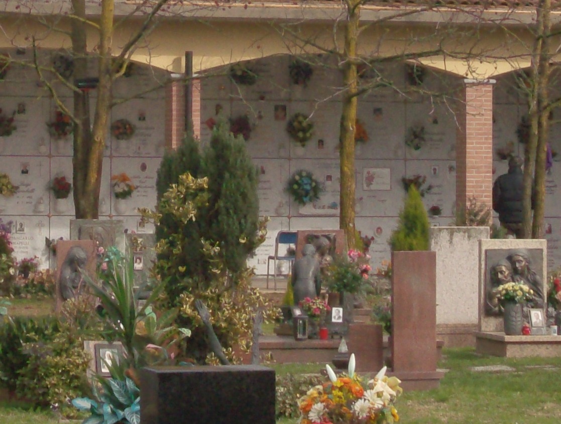 Altro che riposo eterno, al cimitero di Bussero tagliati i tempi delle concessioni