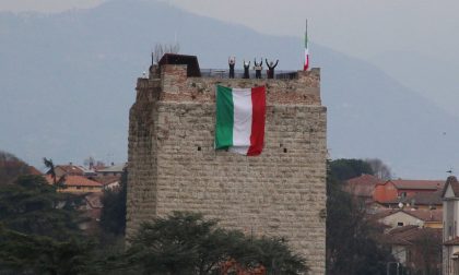 Una grande bandiera tricolore sventola sulla Torre del Castello Visconteo contro il Coronavirus