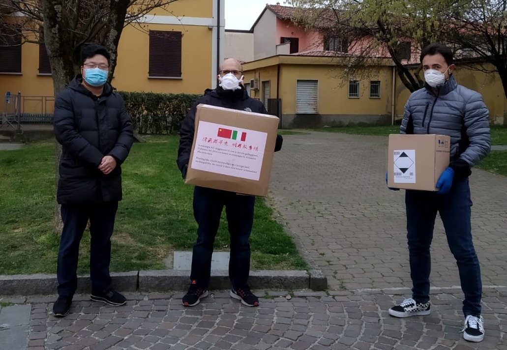 Mascherine donate dagli imprenditori cinesi a Vignate