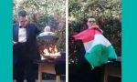 Prestigiatore in giardino per far sorridere l'Italia in lacrime VIDEO