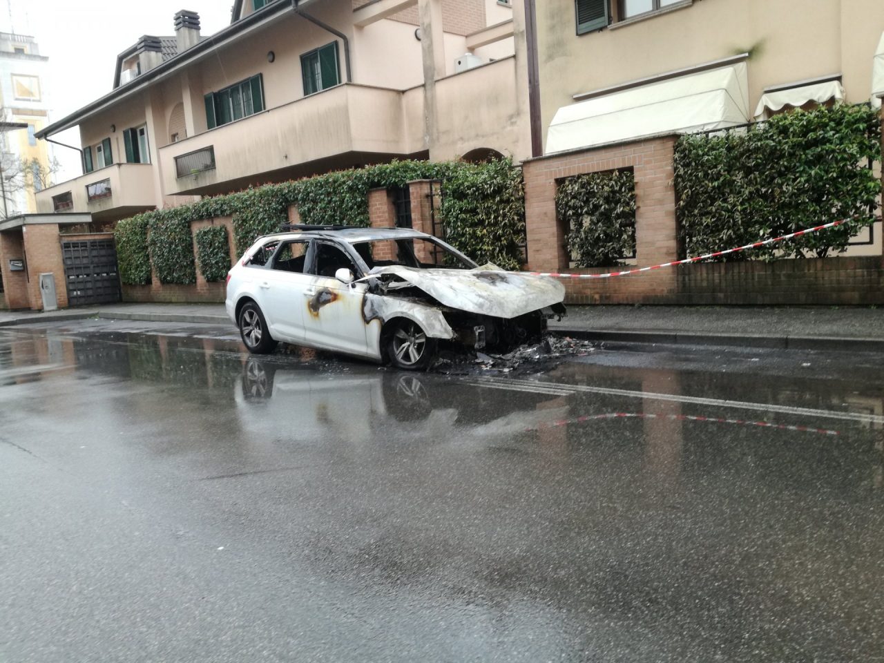 Ancora un’auto andata a fuoco a Cernusco