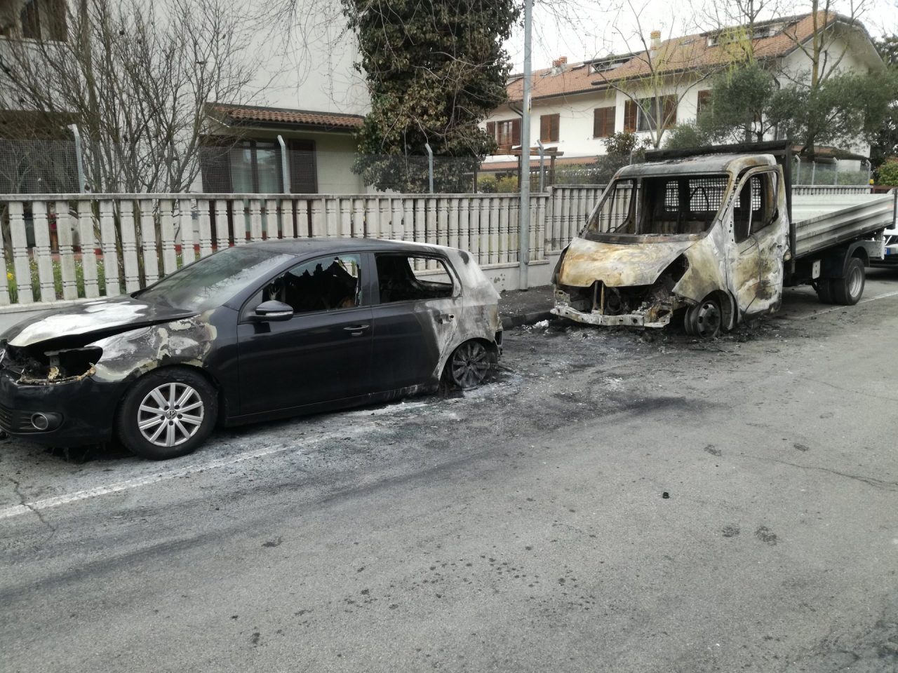 Altri due veicoli incendiati. E siamo a tredici