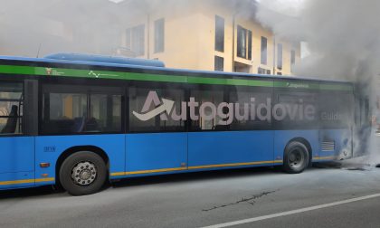 Autobus prende fuoco, paura a Melzo FOTO - VIDEO