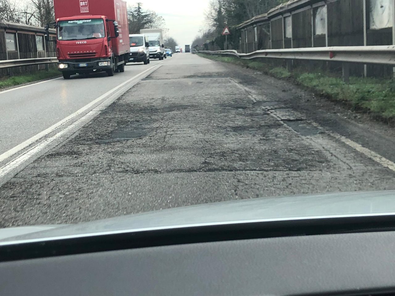 Strage di pneumatici lungo la Cerca