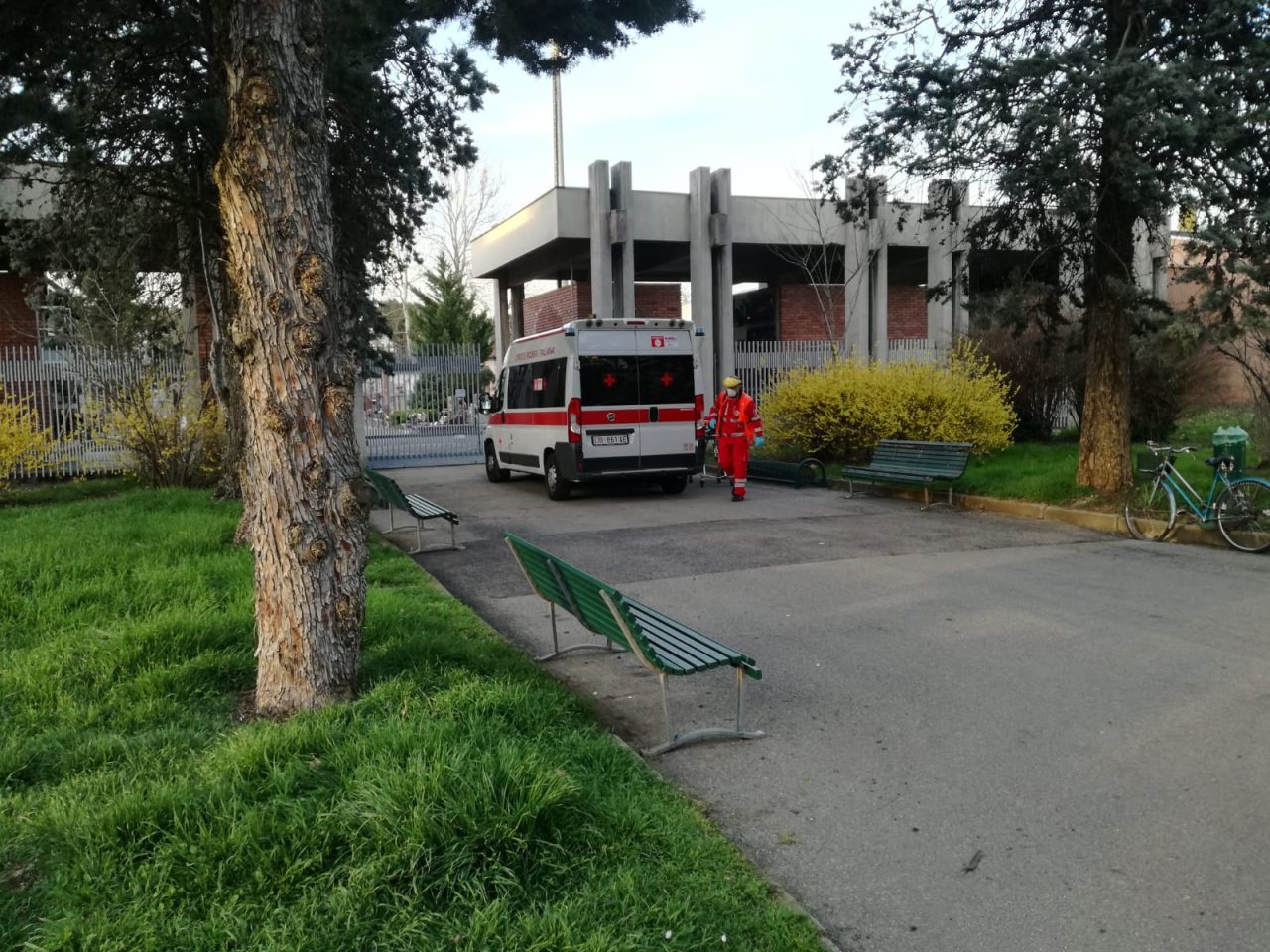 Tragedia a Cologno, donna trovata senza vita al cimitero