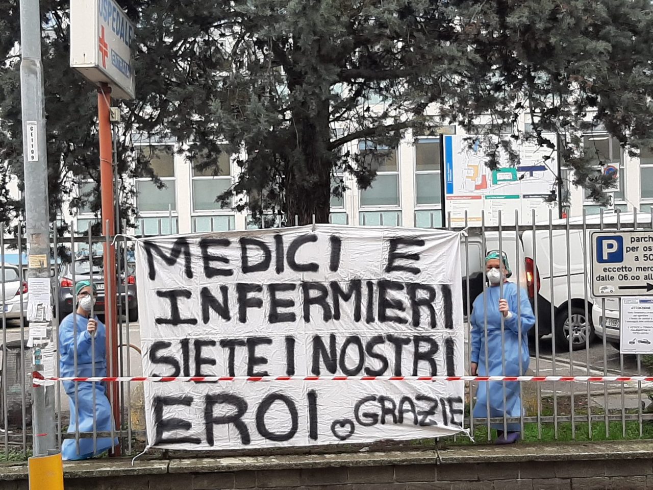 A Cernusco il cartello davanti all’ospedale Uboldo: “Medici e infermieri, siete i nostri eroi”