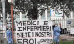 A Cernusco il cartello davanti all'ospedale Uboldo: "Medici e infermieri, siete i nostri eroi"
