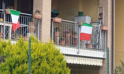 Tantissime bandiere tricolori alle finestre e nelle vetrine di Cassina