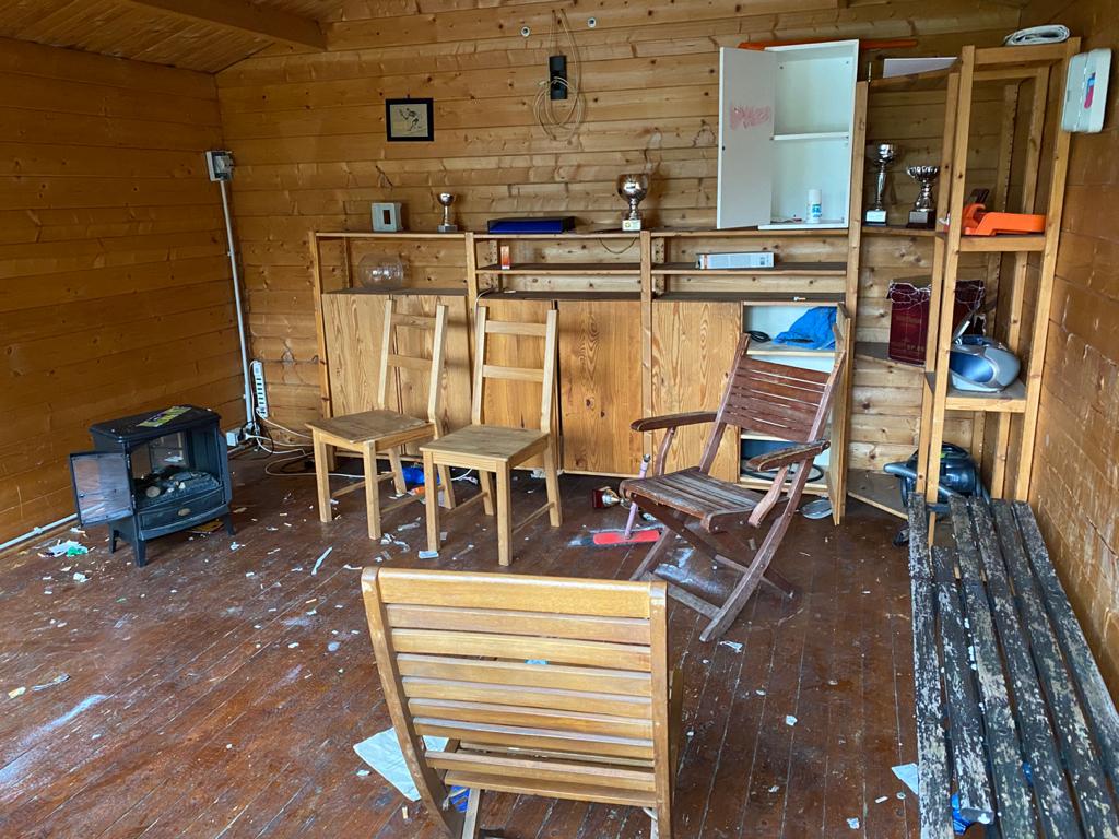 Tutti in quarantena tranne i vandali. Centro tennis devastato