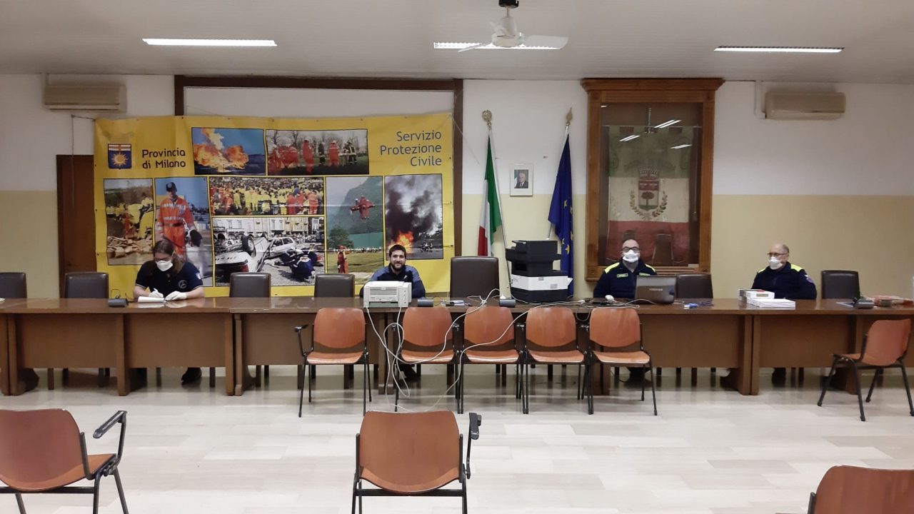 Il parroco benedice gli angeli custodi del Centro operativo comunale di Cassina de’ Pecchi